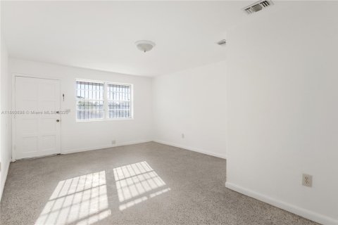 Apartamento en alquiler en Miami, Florida, 2 dormitorios, 315.87 m2 № 2076983 - foto 3