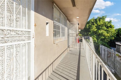 Apartamento en alquiler en Miami, Florida, 2 dormitorios, 315.87 m2 № 2076983 - foto 22