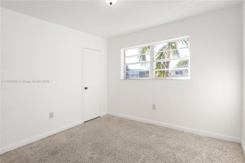 Apartamento en alquiler en Miami, Florida, 2 dormitorios, 315.87 m2 № 2076983 - foto 8