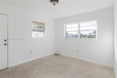 Apartamento en alquiler en Miami, Florida, 2 dormitorios, 315.87 m2 № 2076983 - foto 12
