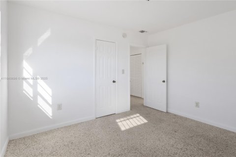 Apartamento en alquiler en Miami, Florida, 2 dormitorios, 315.87 m2 № 2076983 - foto 14