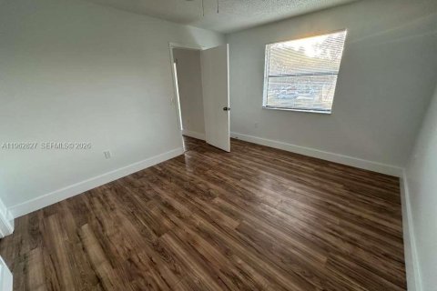 Condo in Pembroke Pines, Florida, 2 bedrooms  № 2024152 - photo 15