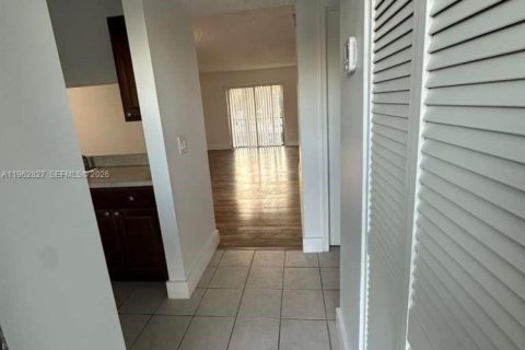 Condo in Pembroke Pines, Florida, 2 bedrooms  № 2024152 - photo 4