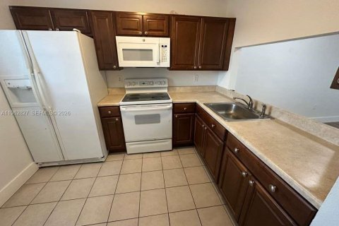 Condo in Pembroke Pines, Florida, 2 bedrooms  № 2024152 - photo 7