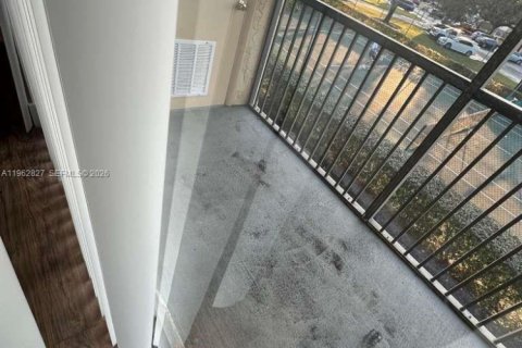 Condo in Pembroke Pines, Florida, 2 bedrooms  № 2024152 - photo 28