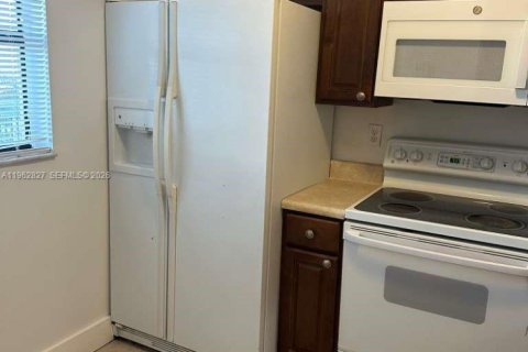 Condo in Pembroke Pines, Florida, 2 bedrooms  № 2024152 - photo 9