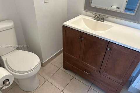 Condo in Pembroke Pines, Florida, 2 bedrooms  № 2024152 - photo 19
