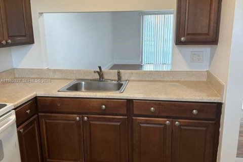 Condo in Pembroke Pines, Florida, 2 bedrooms  № 2024152 - photo 6