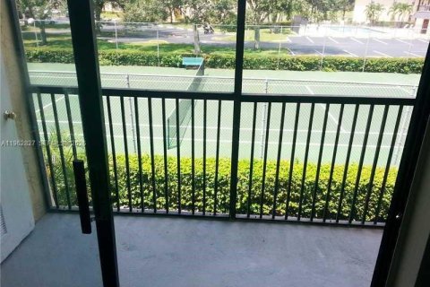 Condo in Pembroke Pines, Florida, 2 bedrooms  № 2024152 - photo 27