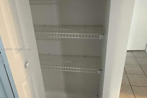 Condo in Pembroke Pines, Florida, 2 bedrooms  № 2024152 - photo 12