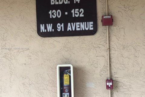 Condo in Pembroke Pines, Florida, 2 bedrooms  № 2024152 - photo 3