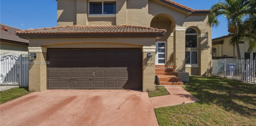 Дом в Майами, Флорида 4 спальни, 217.21м2 № 2050494