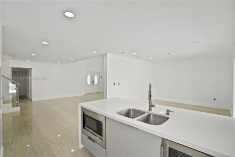 Casa en venta en Miami, Florida, 3 dormitorios, 187.85 m2 № 2001708 - foto 13