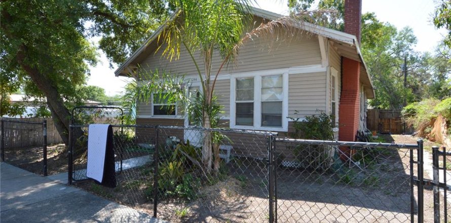 House in Saint Petersburg, Florida 3 bedrooms, 132.39 sq.m. № 2103026