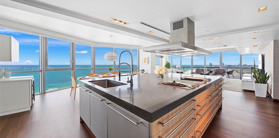 Condominio en Miami Beach, Florida, 3 dormitorios № 2029109