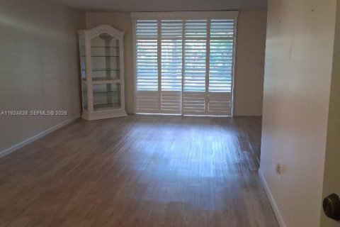 Condo in Pembroke Pines, Florida, 2 bedrooms № 2054443 - photo 2