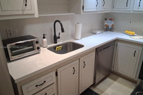 Condo in Pembroke Pines, Florida, 2 bedrooms № 2054443 - photo 6