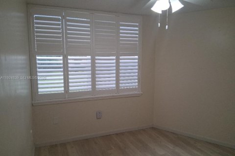Condo in Pembroke Pines, Florida, 2 bedrooms № 2054443 - photo 11