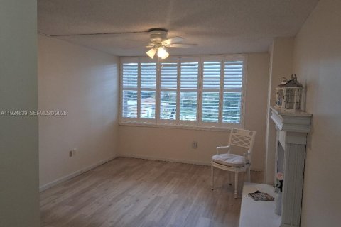 Condo in Pembroke Pines, Florida, 2 bedrooms № 2054443 - photo 16