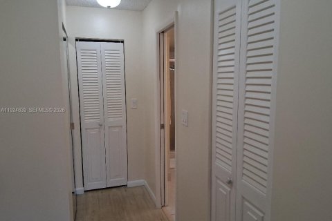 Condo in Pembroke Pines, Florida, 2 bedrooms № 2054443 - photo 19