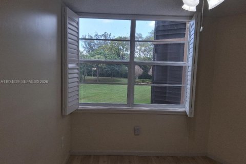 Condo in Pembroke Pines, Florida, 2 bedrooms № 2054443 - photo 12