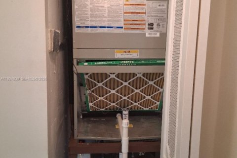 Condo in Pembroke Pines, Florida, 2 bedrooms № 2054443 - photo 10