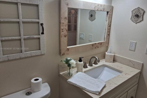 Condo in Pembroke Pines, Florida, 2 bedrooms № 2054443 - photo 15