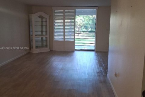 Condo in Pembroke Pines, Florida, 2 bedrooms № 2054443 - photo 3