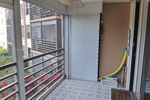 Condo in Pembroke Pines, Florida, 2 bedrooms № 2054443 - photo 29