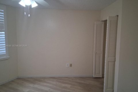 Condo in Pembroke Pines, Florida, 2 bedrooms № 2054443 - photo 13