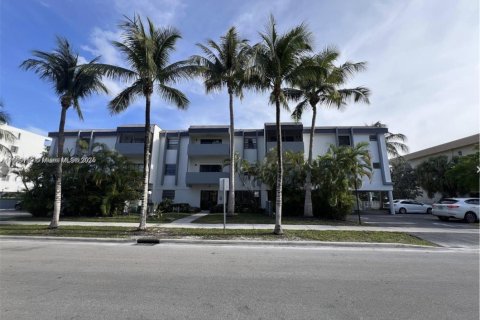 Condo in North Miami Beach, Florida, 2 bedrooms  № 1948660 - photo 1