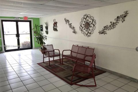 Condo in North Miami Beach, Florida, 2 bedrooms  № 1948660 - photo 9