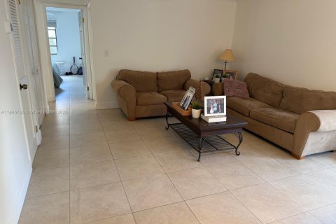 Condo in North Miami Beach, Florida, 2 bedrooms  № 1948660 - photo 22