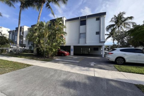 Condo in North Miami Beach, Florida, 2 bedrooms  № 1948660 - photo 2