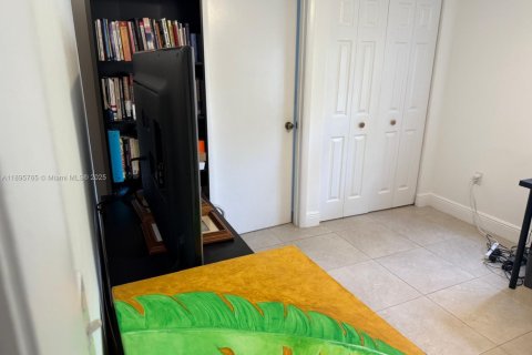 Condo in North Miami Beach, Florida, 2 bedrooms  № 1948660 - photo 23