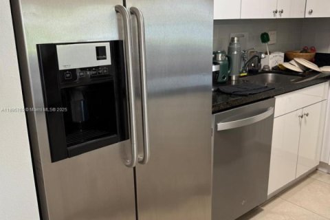 Condo in North Miami Beach, Florida, 2 bedrooms  № 1948660 - photo 16