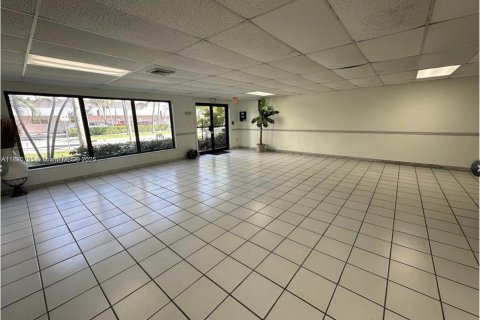 Condo in North Miami Beach, Florida, 2 bedrooms  № 1948660 - photo 11