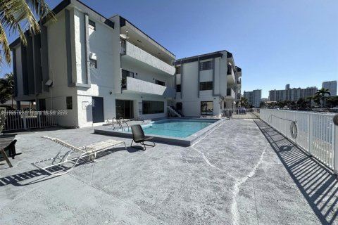 Condo in North Miami Beach, Florida, 2 bedrooms  № 1948660 - photo 8