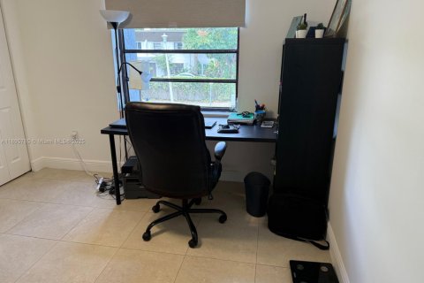 Condo in North Miami Beach, Florida, 2 bedrooms  № 1948660 - photo 24