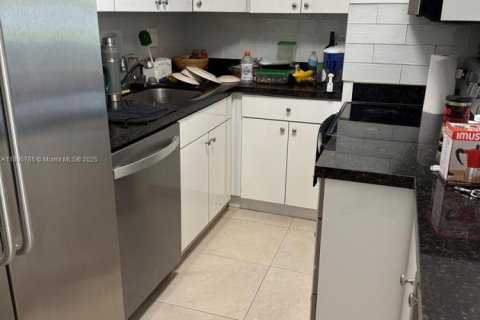 Condo in North Miami Beach, Florida, 2 bedrooms  № 1948660 - photo 15