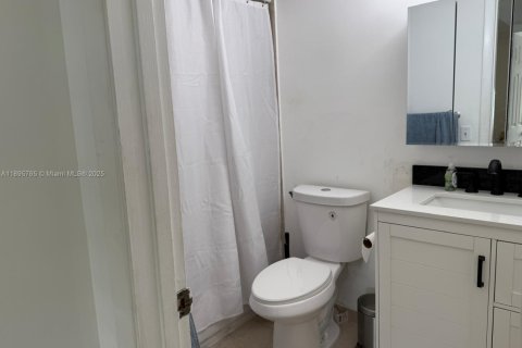 Condo in North Miami Beach, Florida, 2 bedrooms  № 1948660 - photo 27