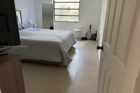 Condo in North Miami Beach, Florida, 2 bedrooms  № 1948660 - photo 29