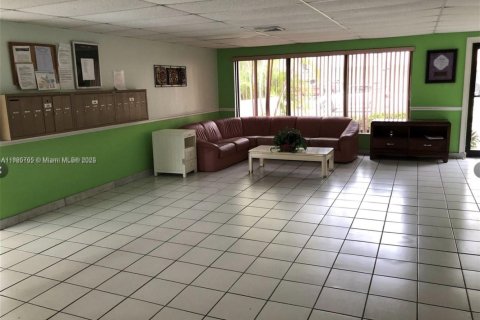 Condo in North Miami Beach, Florida, 2 bedrooms  № 1948660 - photo 10