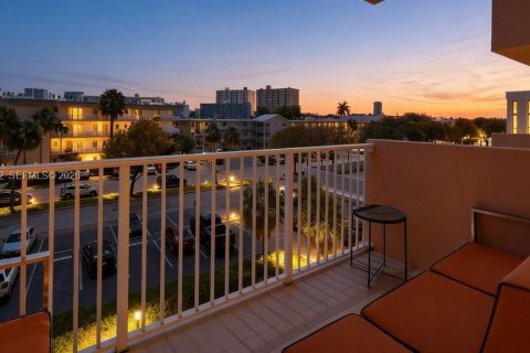 Condominio en Hallandale Beach, Florida, 1 dormitorio  № 2057536