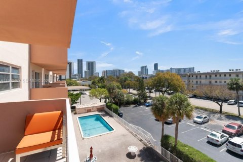 Condominio en alquiler en Hallandale Beach, Florida, 1 dormitorio, 62.24 m2 № 2057536 - foto 2