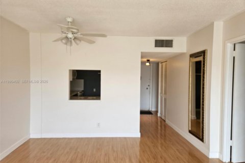 Condominio en alquiler en Hallandale Beach, Florida, 1 dormitorio, 62.24 m2 № 2057536 - foto 10