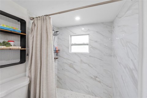 House in Miami, Florida 4 bedrooms, 150.69 sq.m. № 1941057 - photo 12