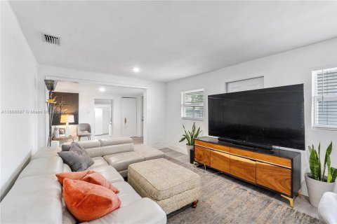 House in Miami, Florida 4 bedrooms, 150.69 sq.m. № 1941057 - photo 9