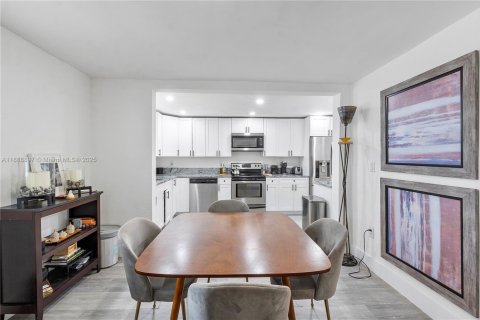 House in Miami, Florida 4 bedrooms, 150.69 sq.m. № 1941057 - photo 8