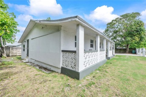 House in Miami, Florida 4 bedrooms, 150.69 sq.m. № 1941057 - photo 25